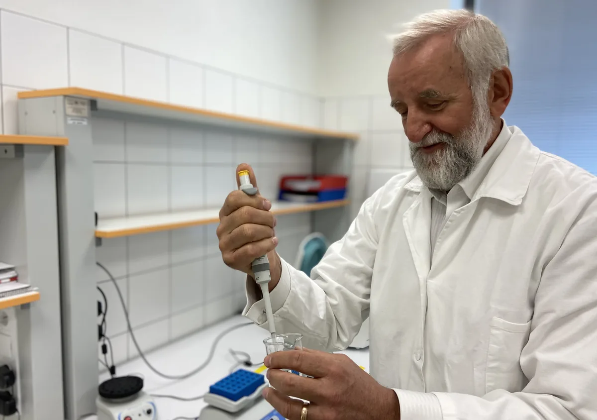 MVDr. Alojz Bomba, DrSc. pri práci v laboratóriu